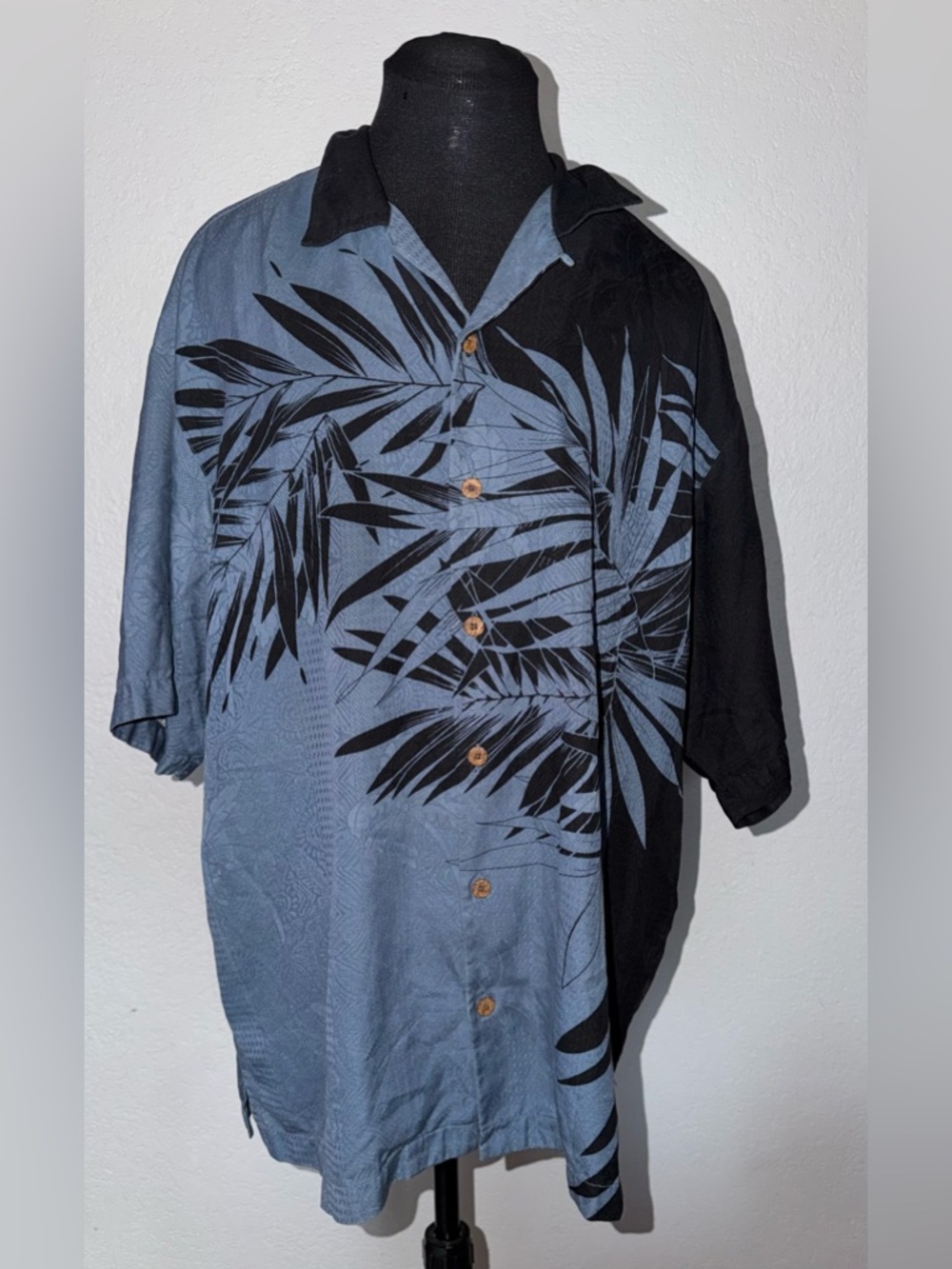 Tommy Bahama Men's Medium Island Floral Blue/Black 100% Silk Button Up Shirt EUC